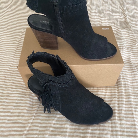 Lucky Brand Suede Fringe Boho Open Toe Stacked Block Heel Sandal Shoe Size 8.5 - Picture 4 of 8